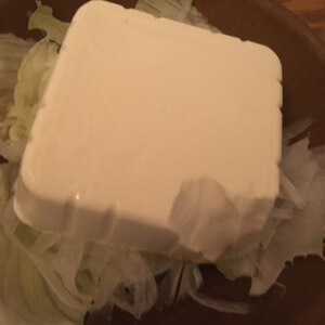 野菜も一緒に冷奴